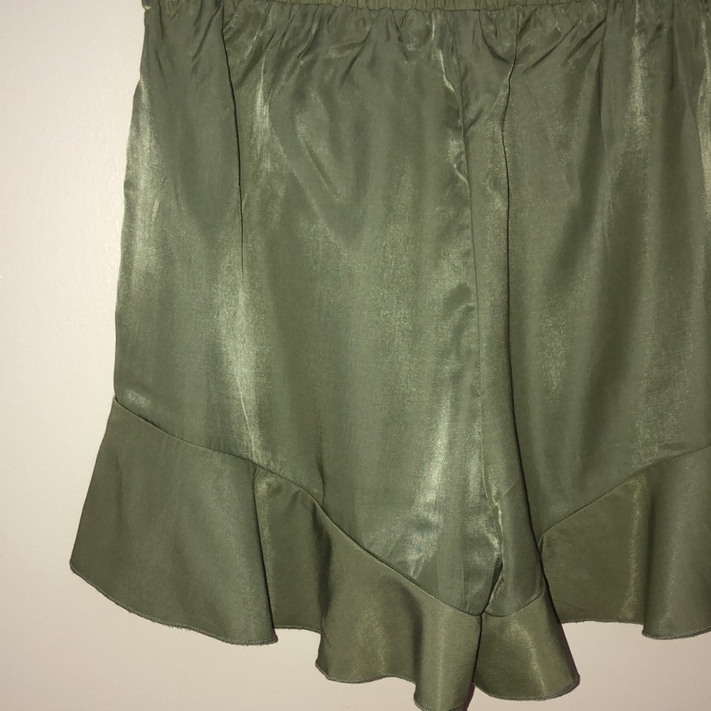 Green Ruffle Hem Shorts - Picture 7 of 8